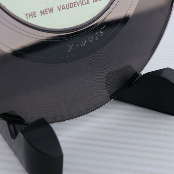 The New Vaudeville Band – Winchester Cathedral/Wait For 1966 45rpm Record F-1562 - Picture 12 of 16